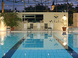 Schwimmbecken-Wellnessbereich-Vitalis-Parkhotel
