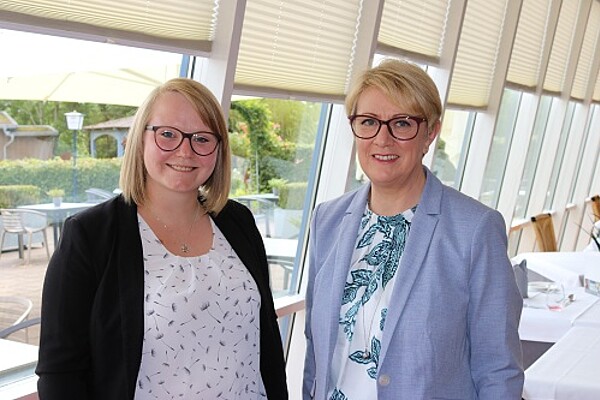 zwei Frauen, Ansprechpartner Bankettabteilung, Tagungshotel bei Trier